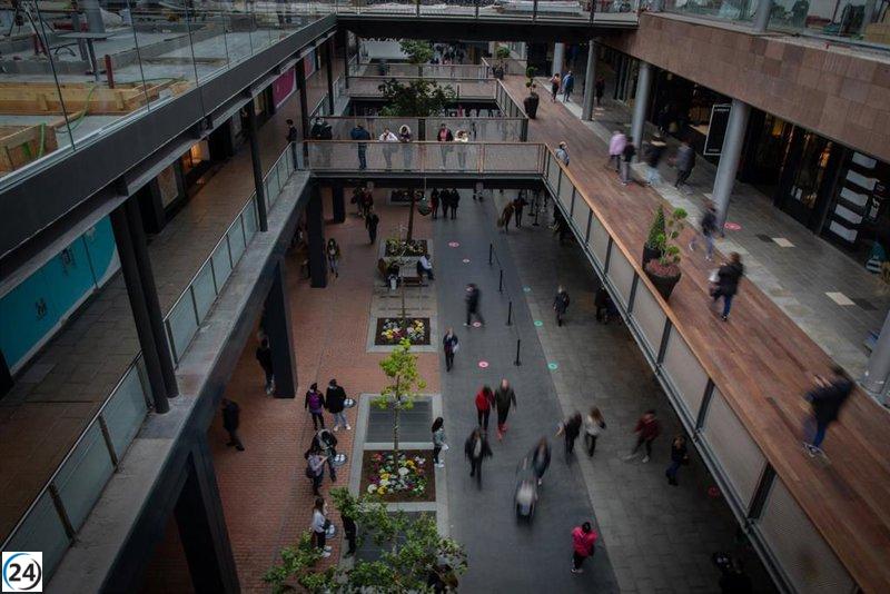 El sector comercial en España registra un aumento del 5,2% en ventas hasta junio, según informe de PwC y Apresco.