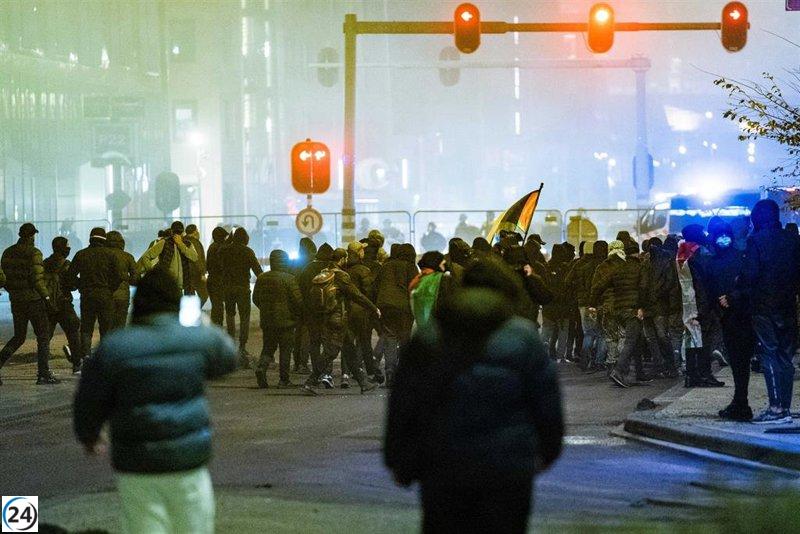 Más de 60 arrestos tras choques entre manifestantes pro Palestina y aficionados del Maccabi Tel Aviv.