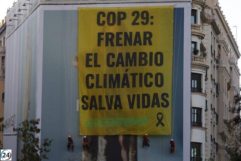 Greenpeace inicia campaña en Madrid con pancarta que clama: 