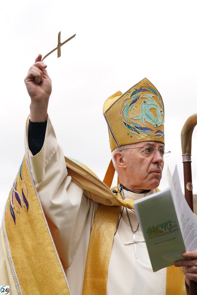 El arzobispo de Canterbury renuncia ante la polémica por su manejo de abusos a más de cien menores.