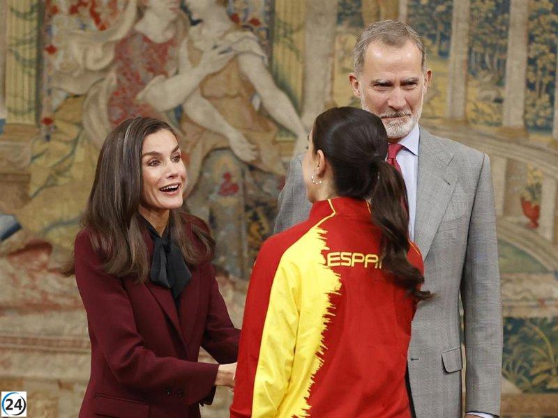 Los Reyes Felipe y Letizia comparten sonrisas con los atletas olímpicos y paralímpicos rumbo a París 2024.