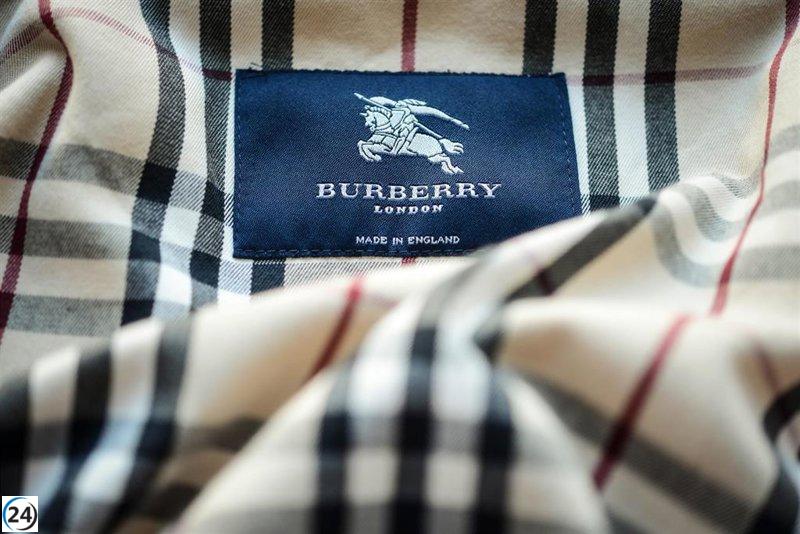 Burberry implementa un plan de reestructuración para reducir costos y revitalizar su imagen tras una caída en las ventas.