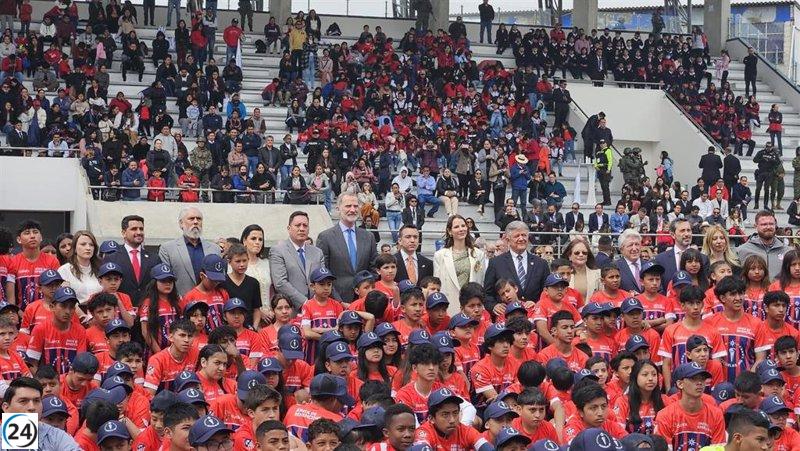El Rey y Cerezo visitan una escuela de fútbol del Atlético en Ecuador para brindar oportunidades a niños en riesgo.