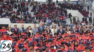 El Rey y Cerezo visitan una escuela de fútbol del Atlético en Ecuador para brindar oportunidades a niños en riesgo.
