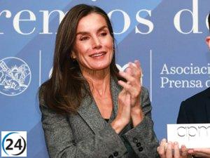 La Reina Letizia deslumbra con un acogedor conjunto jaspeado de Mango, accesible y muy estiloso.