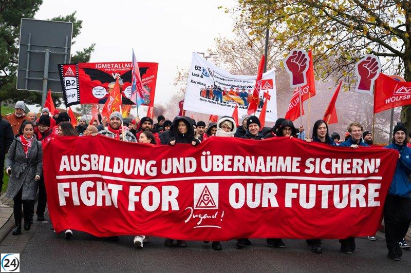 Trabajadores de VW en Alemania organizan huelgas en diciembre por cierre de fábricas.