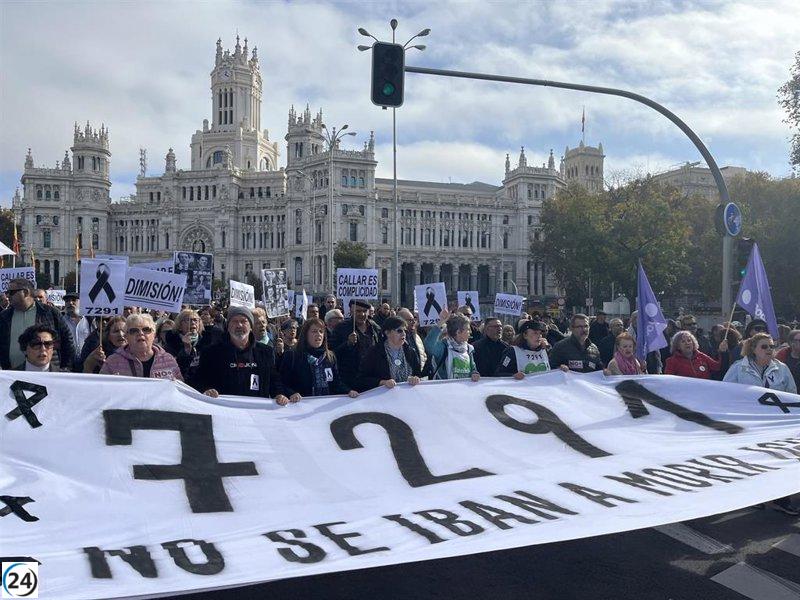 Protesta en Gran Vía exige justicia por ancianos víctimas de la pandemia.