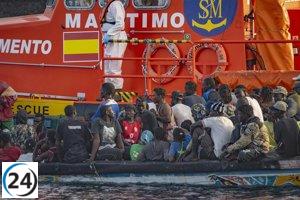 Más de 800 migrantes alcanzan las costas españolas esta semana, con la mitad llegando a Canarias.