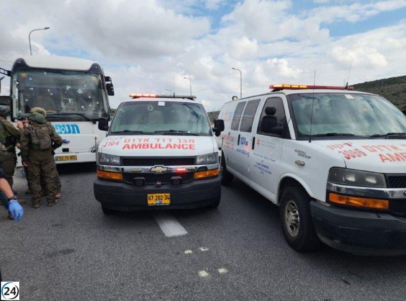 Tiroteo en Cisjordania hiere a ocho ocupantes de un autobús israelí, tres de ellos en estado grave.
