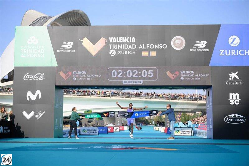 Sebastián Sawe de Kenia establece récord del año en el Maratón Valencia.