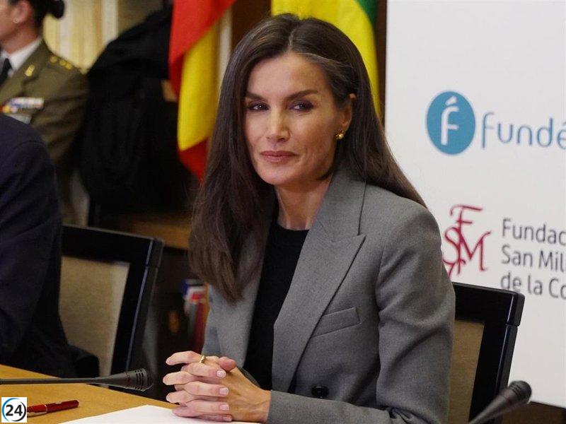 La Reina Letizia retoma su estilo 'working girl' con un conjunto básico tras triunfar en Italia.