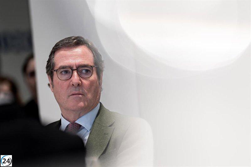 Garamendi (CEOE) advierte que Díaz amenaza la paz social con la reducción de la jornada laboral.