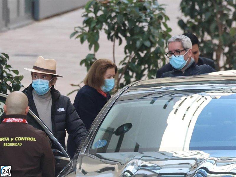 Raphael, acompañado por Natalia Figueroa y su hijo Jacobo, deja el hospital tras compartir su diagnóstico de salud.