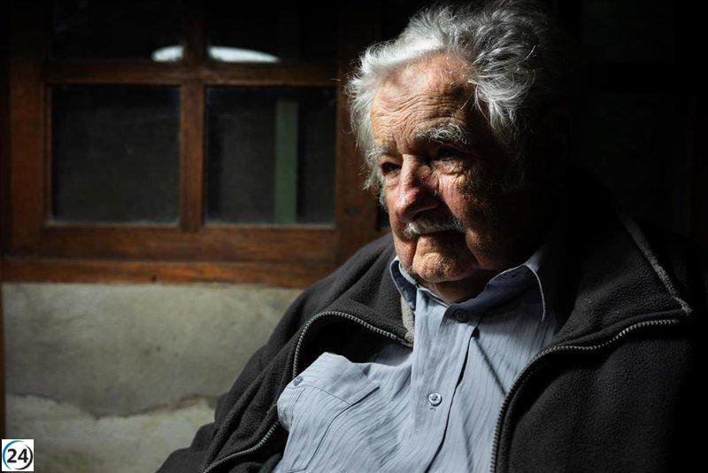 Mujica se recupera tras exitosa colocación de un 'stent' para facilitar su alimentación post-radioterapia.
