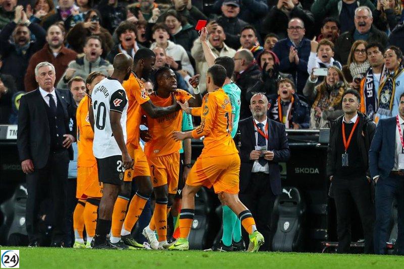 Vinícius enfrenta dos partidos de suspensión tras su expulsión en Mestalla.