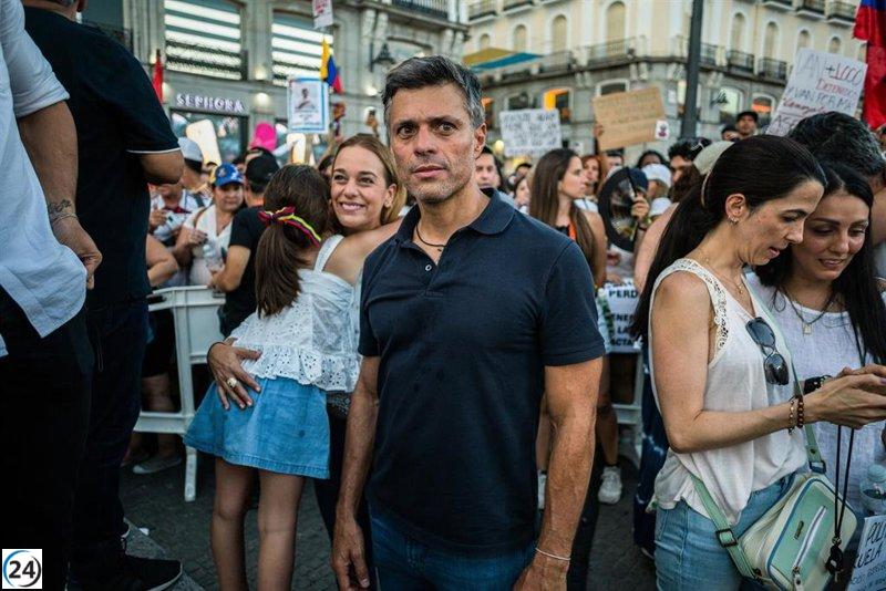 La Fiscalía venezolana solicita a Interpol emitir 'alerta roja' contra Leopoldo López, opositor al gobierno.