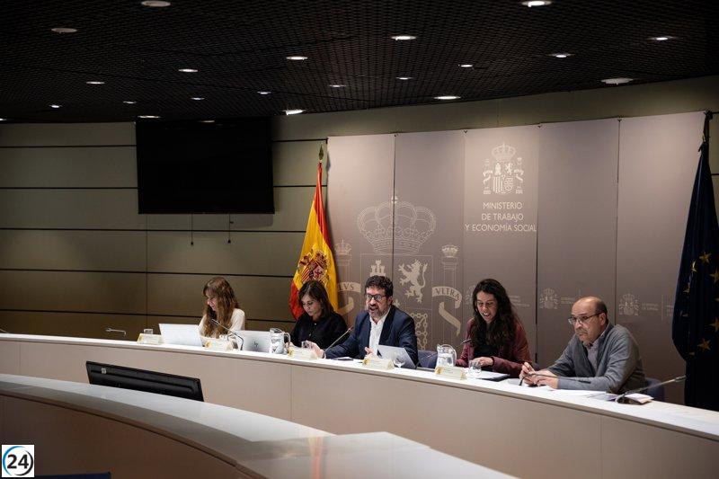 Trabajo rechaza propuesta de CEOE para aumentar el SMI un 3% y pospone la resolución hasta el miércoles.