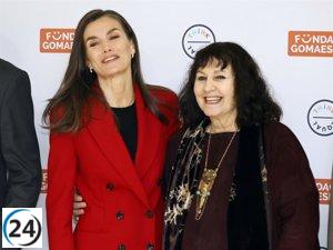 Reina Letizia irrumpe con un traje rojo vibrante y mocasines chunky en un día nublado.