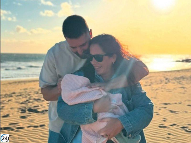 Anabel Pantoja y David Rodríguez regresan a casa con su hija Alma.