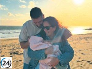 Anabel Pantoja y David Rodríguez regresan a casa con su hija Alma.