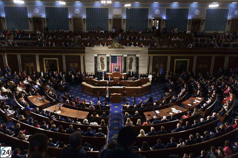 Trump sugiere entre risas una posible candidatura presidencial en 2028 durante reunión con republicanos.