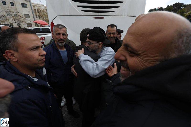 Quince palestinos excarcelados por Israel llegan a Turquía tras el alto el fuego en Gaza.