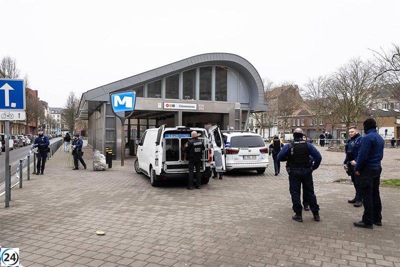 Bruselas: Alerta por tiroteo en el metro, la policía rastrea a dos sospechosos.