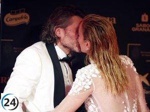 Kira Miró y Salva Reina celebran su Goya con un romántico beso cinematográfico