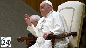 El Papa Francisco detiene su homilía por problemas respiratorios.
