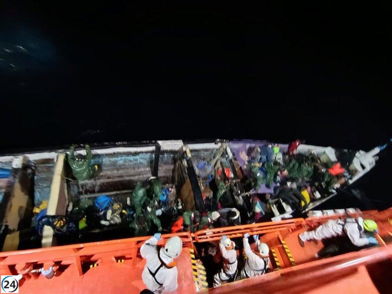 Operativo en Canarias salva a 363 migrantes de cuatro embarcaciones; un muerto tras el naufragio.