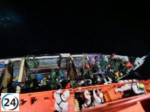 Operativo en Canarias salva a 363 migrantes de cuatro embarcaciones; un muerto tras el naufragio.