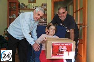 Hijo presenta 80,000 firmas para unir a sus padres con Alzheimer en un solo hogar.