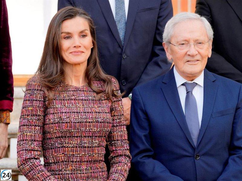 La Reina Letizia deslumbra con su falda de cuero rojo en emotivo encuentro con Fernando Ónega.