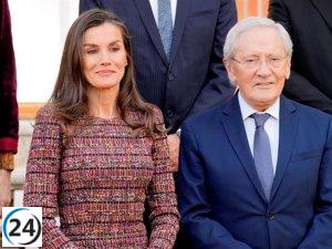 La Reina Letizia deslumbra con su falda de cuero rojo en emotivo encuentro con Fernando Ónega.