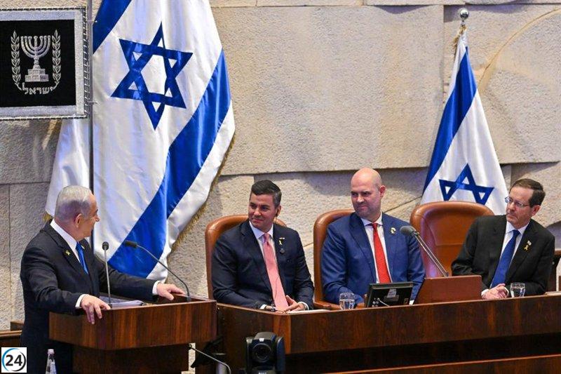 Familiares de víctimas del 7 de octubre son desalojados por la seguridad del Parlamento israelí.