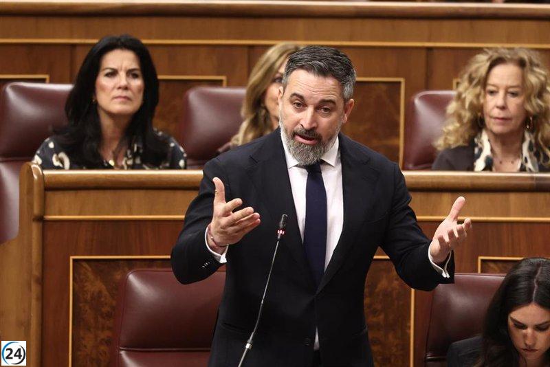 Abascal critica a Feijóo por su apoyo a Sánchez en el tema de Ucrania, mientras el PP señala a Vox por oponerse a Zelenski.