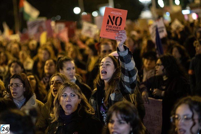 Estudio revela que la mitad de los tuits sobre feminismo en X son críticos.