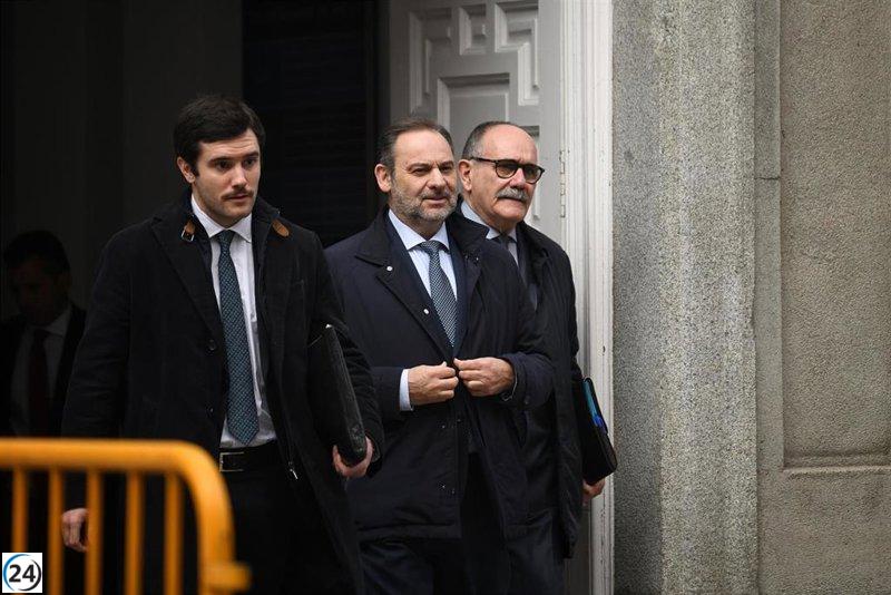 El juez mantiene la restricción de salida del país para Ábalos, pero permite su presencia en los juzgados de Valencia.