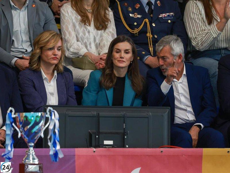Reina Letizia adopta estilo masculino con elegante traje en Mallorca.
