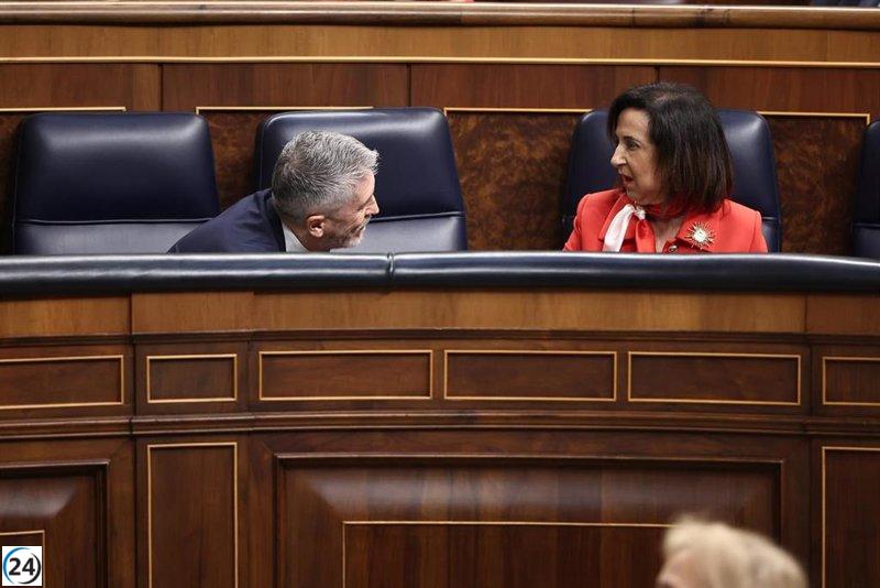 Robles asegura al PP que el pacto de inmigración con Junts no pone en peligro las fronteras.