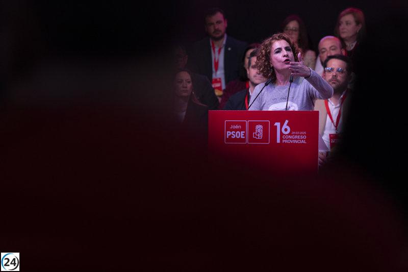Montero critica al PP por alinearse con la ultraderecha y tilda a Feijóo de inepto para liderar.