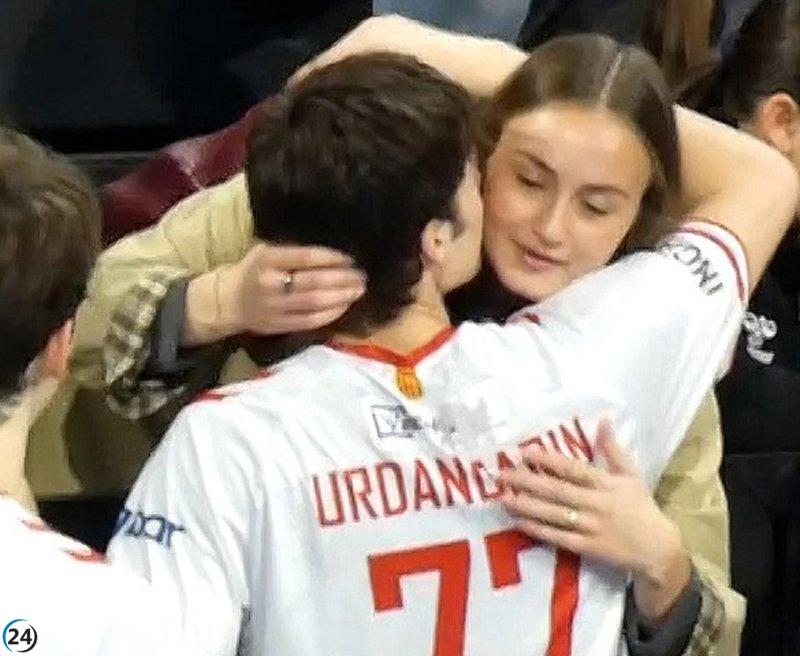 Pablo Urdangarin y Johanna Zott comparten un tierno momento de amor en las gradas.
