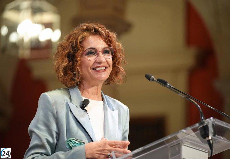 Montero presenta un plan de apoyo económico para municipios andaluces en riesgo que ayudará a 36 comunidades.
