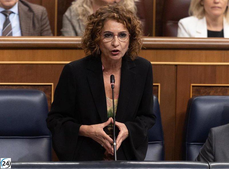 Montero desmintiendo un pacto arancelario que favorezca a Junts o Cataluña, responsabiliza al PP de desviar la atención.