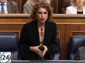 Montero desmintiendo un pacto arancelario que favorezca a Junts o Cataluña, responsabiliza al PP de desviar la atención.