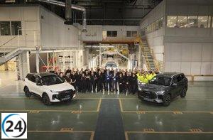 El primer Ebro S700 PHEV sale de la planta de la Zona Franca en Barcelona.