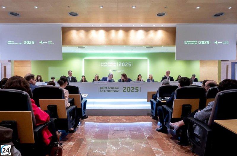 Aena otorga a sus accionistas un dividendo de 9,76 euros, un aumento del 27%, y lleva a cabo un desdoblamiento de acciones.