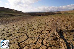 La Agencia Internacional de la Energía respalda la IA como aliada en la lucha contra el cambio climático, a pesar del impacto ambiental de los centros de datos.