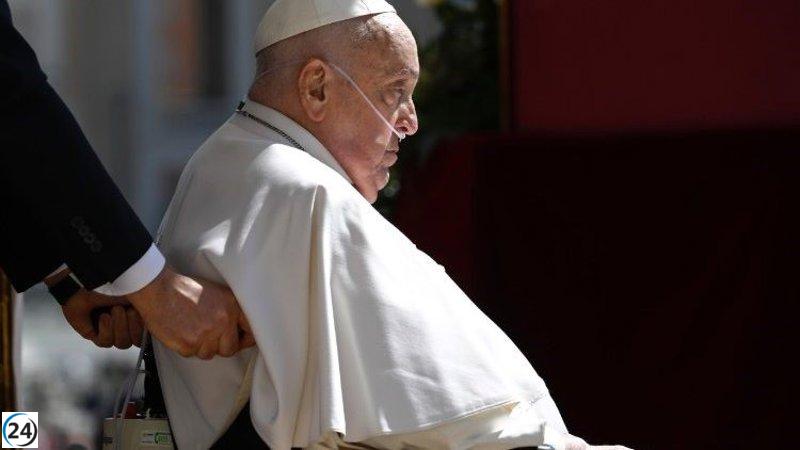 El Papa Francisco rinde homenaje en San Pedro ante la tumba de San Pío X.