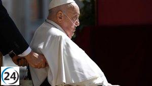 El Papa Francisco rinde homenaje en San Pedro ante la tumba de San Pío X.